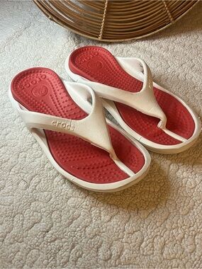 CROCS White Strap Flip Sandals with Red Footbed